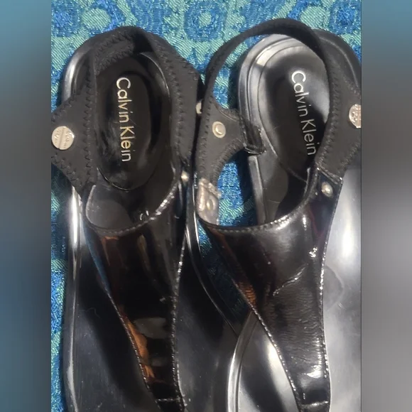 🐰Calvin Klein Black T-Strap Sandals - Picture 2 of 6